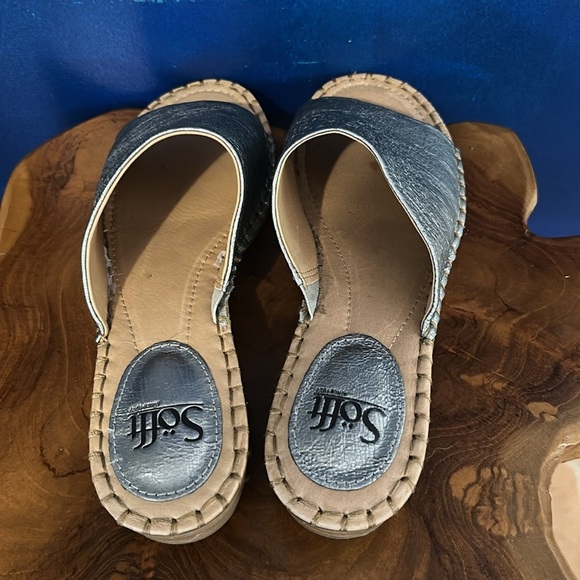 Women's Sofft Nalanie Silver Metalic Leather Slide Sandals Size 9.5 - Picture 3 of 6